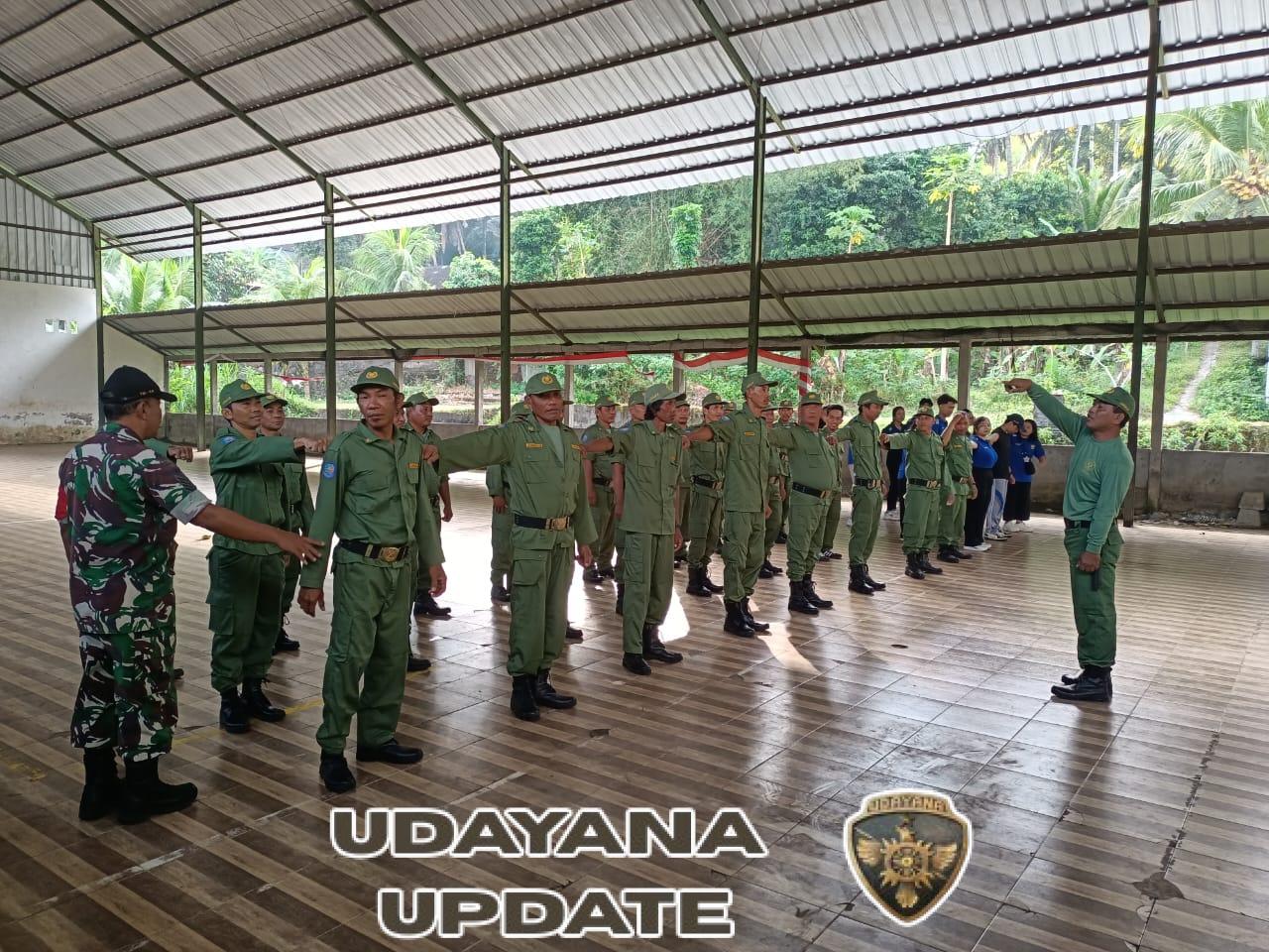 Tingkatkan kemampuan Linmas, Babinsa Desa Tumbu latihkan PBB.