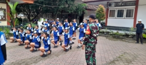 Babinsa 1623-05/Manggis latihkan PBB siswa-siswi SMPN 3 Manggis.