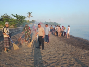Komitmen Bersama Jaga Lingkungan, Babinsa Temukus Hadiri Gerakan Bersih Pantai