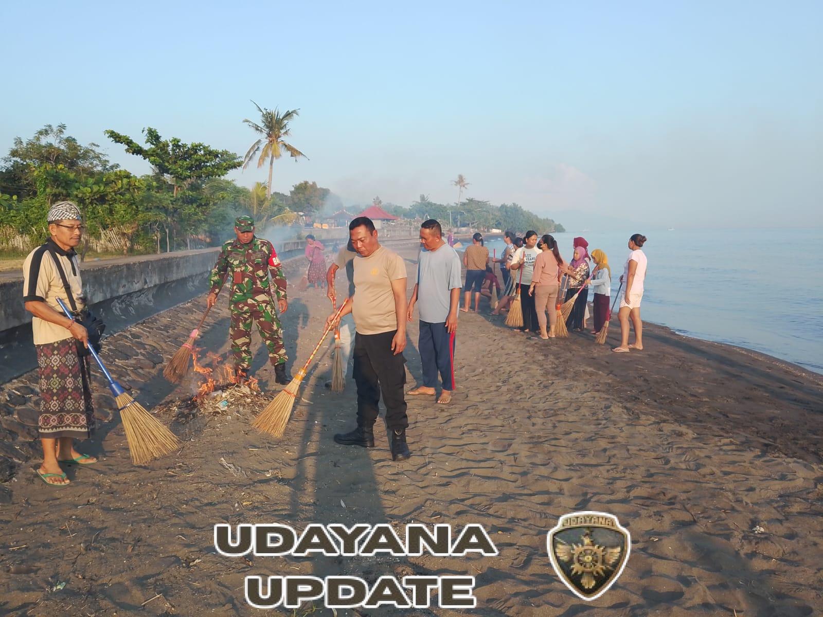 Komitmen Bersama Jaga Lingkungan, Babinsa Temukus Hadiri Gerakan Bersih Pantai