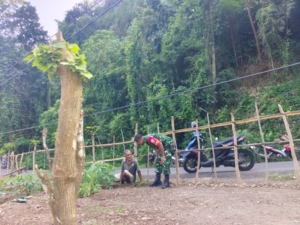 Bersama Warga, Babinsa Koramil 1602-01/Ende Laksanakan Komsos dan Pamwil di Nanganesa