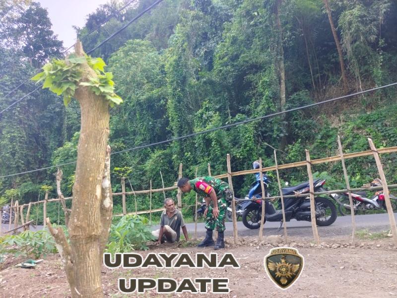 Bersama Warga, Babinsa Koramil 1602-01/Ende Laksanakan Komsos dan Pamwil di Nanganesa