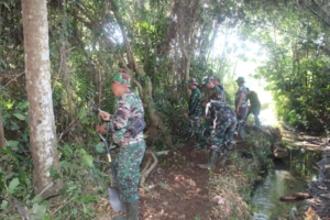 Bersama Warga, Lettu Cpl Nyoman Prajana Tuntaskan Progres Jalan Usaha Tani di Desa Batuan