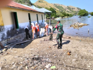 Babinsa Koramil 1612-02/Komodo Gandeng Warga dan Pelajar Wujudkan Warloka sebagai Destinasi Wisata Bersih