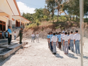 Tingkatkan semangat dan kedisiplinan paskibraka, Babinsa Kodim 1621 TTS berikan motivasi