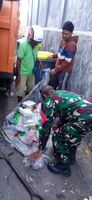 Babinsa Kayu Putih Kupang Tunjukkan Kepedulian Lingkungan Warga