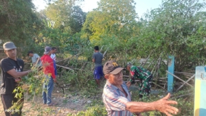 Wujud Kemanunggalan TNI-Rakyat, Babinsa Kalimango Gelar Jumat Bersih