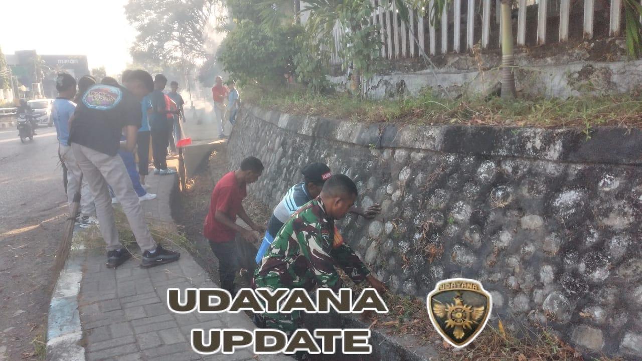 Babinsa Koramil Kupang Ajak Siswa Magang Jaga Kebersihan