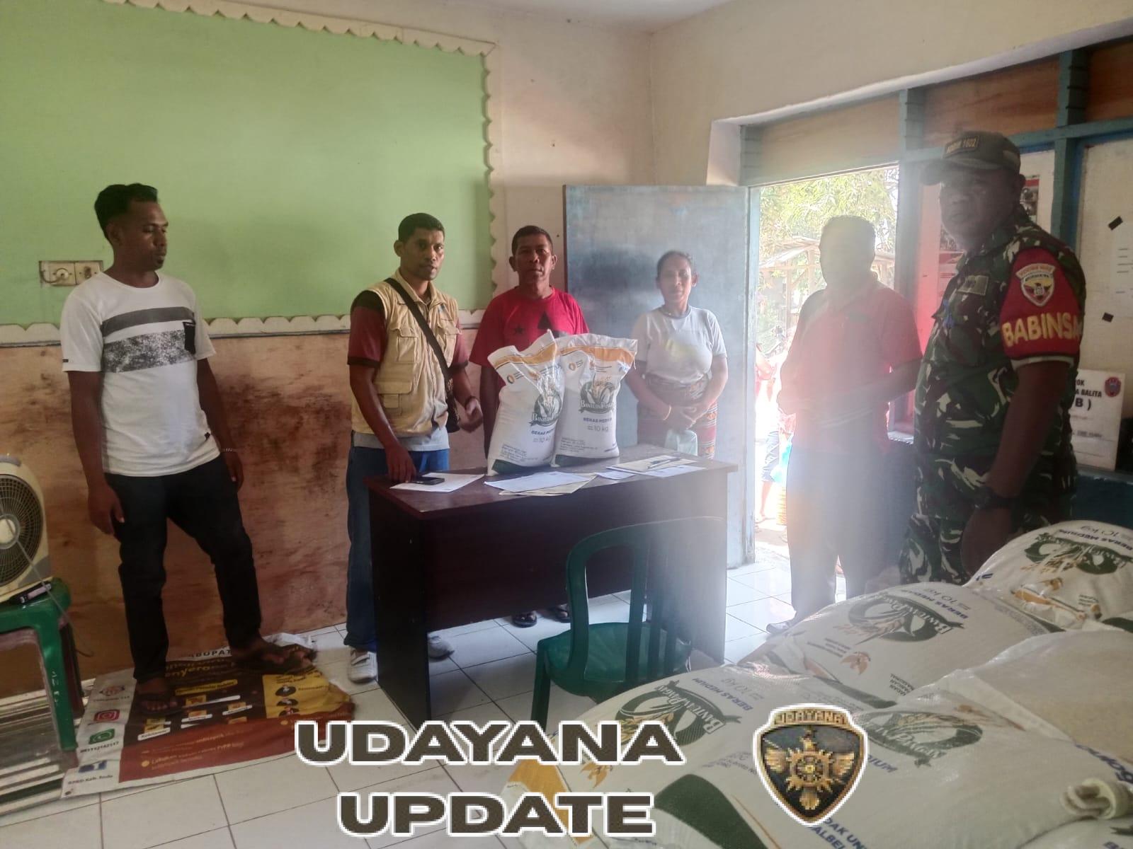 Sinergi TNI dan Pemerintah, Babinsa Ende Pastikan Bantuan Beras Tepat Sasaran