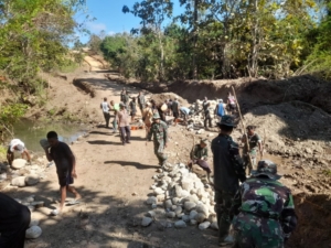Satgas TMMD 125 Kodim Belu Bersama Warga Gotong Royong Bangun Jalan Baru