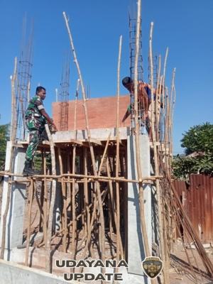 Dukung Akses Air Bersih, Babinsa Baranusa Awasi Pembangunan Tower Penampungan