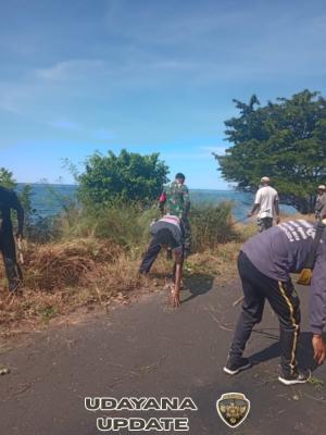 Babinsa Koramil 1624-05/Solor Gotong Royong Bersama Warga di Desa Lemanu