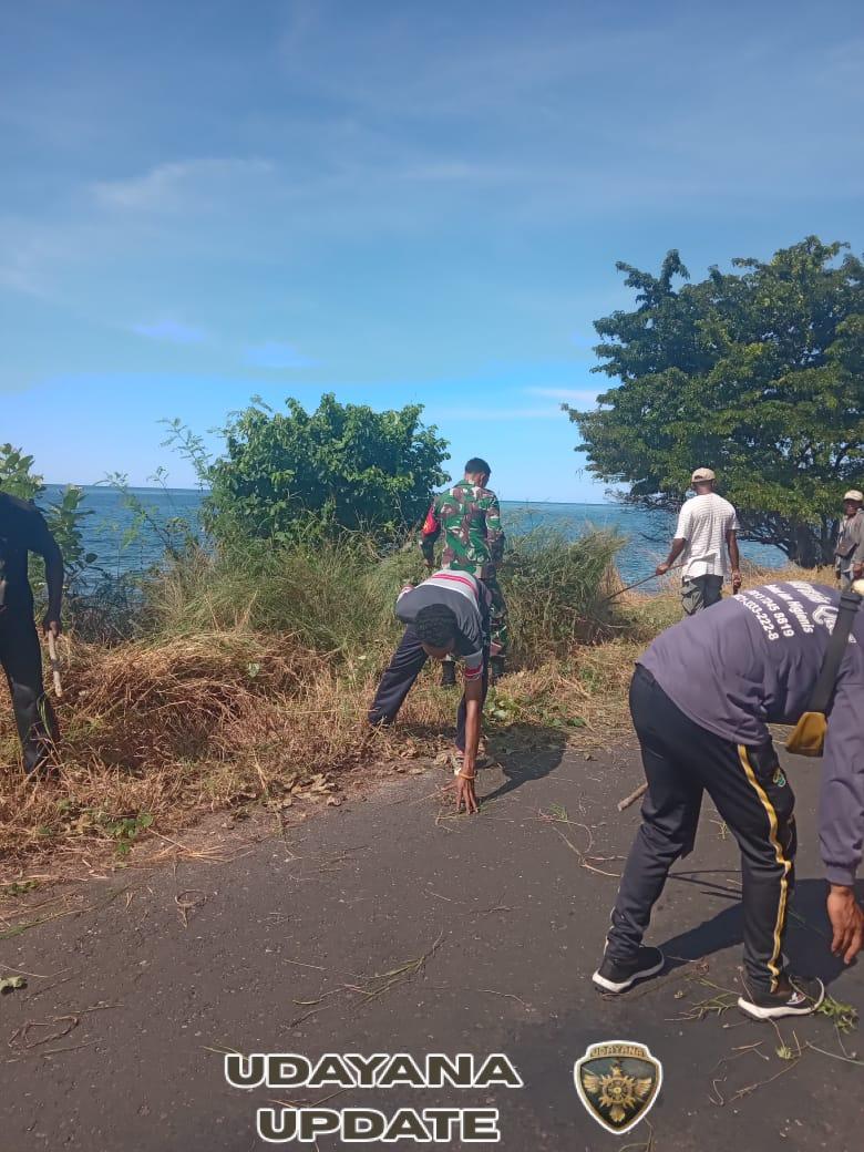 Babinsa Koramil 1624-05/Solor Gotong Royong Bersama Warga di Desa Lemanu