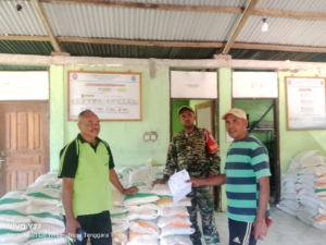 TNI Hadir untuk Rakyat, Babinsa Ende Dampingi Penyaluran Beras di Desa dan Kelurahan