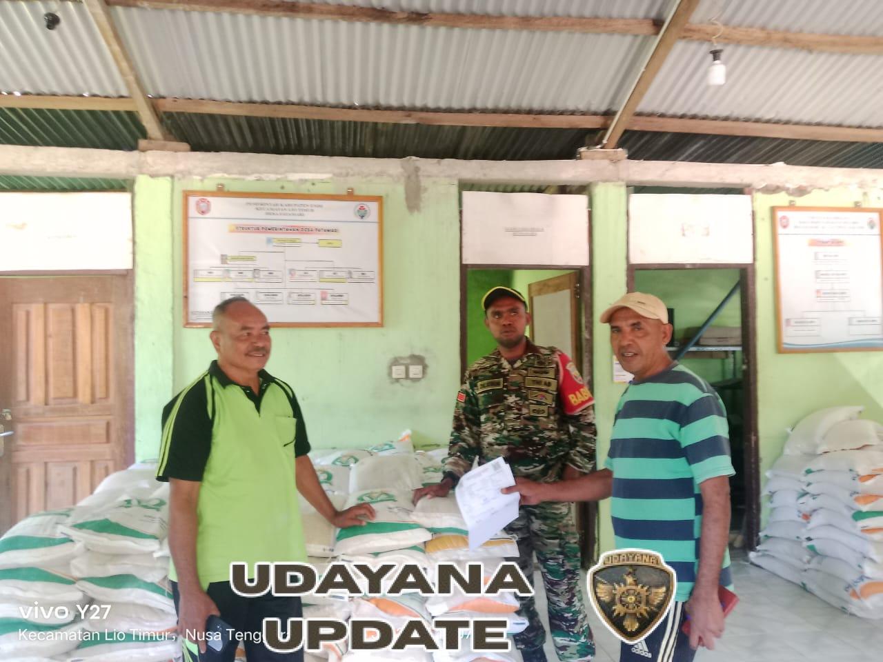 TNI Hadir untuk Rakyat, Babinsa Ende Dampingi Penyaluran Beras di Desa dan Kelurahan