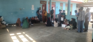 Babinsa Koramil Ende Selatan Kawal Penyaluran Bantuan Beras Pemerintah di Kelurahan Tetandara