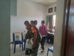 Babinsa Koramil Ende Tengah Kawal Penyaluran Bantuan Beras Pemerintah di Kelurahan Paupire
