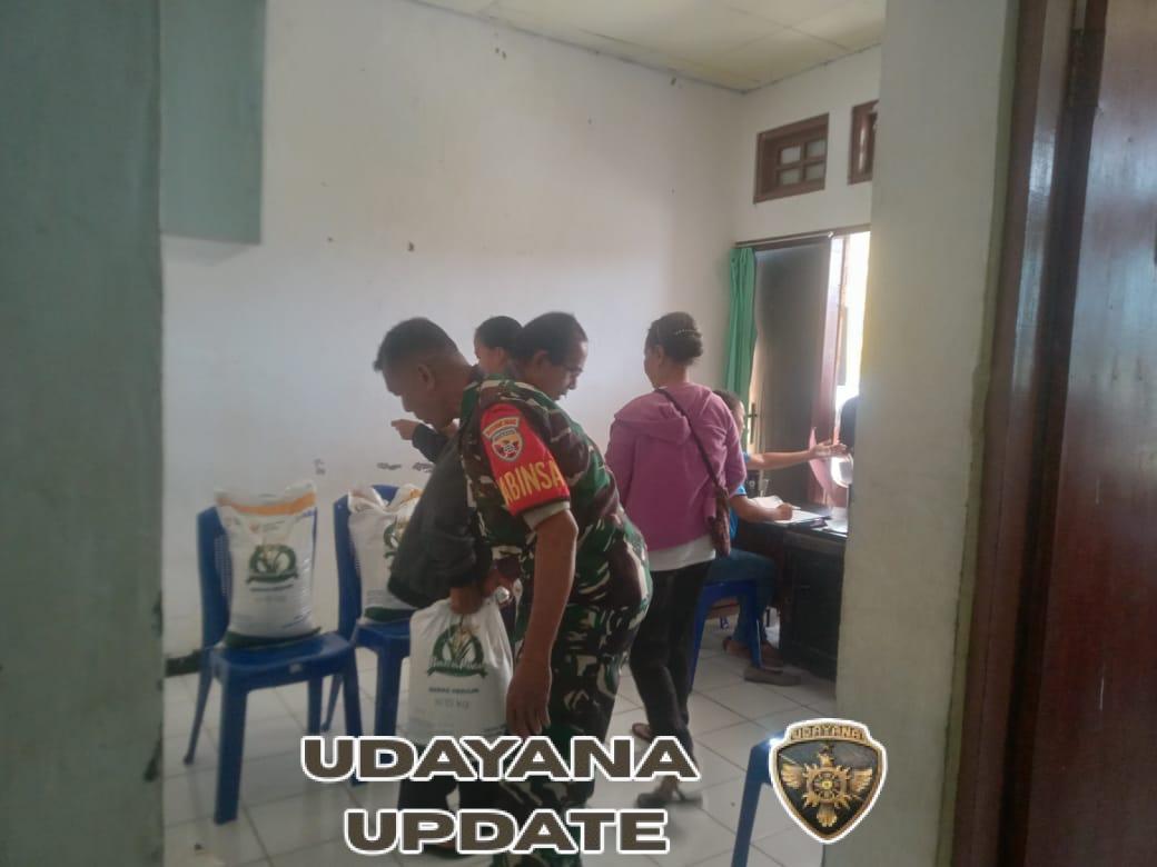 Babinsa Koramil Ende Tengah Kawal Penyaluran Bantuan Beras Pemerintah di Kelurahan Paupire