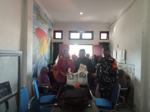 Babinsa Koramil Ende Timur Kawal Penyaluran Bantuan Beras Pemerintah di Wilayah Binaan