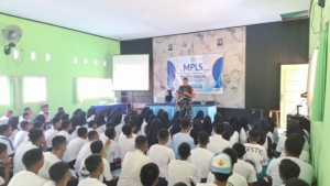 Babinsa Desa Tongo Sampaikan Materi Wawasan Kebangsaan dalam Kegiatan MPLS SMKN 1 Maluk.