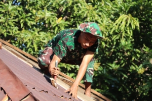 Hari Kedua TMMD ke-125, Satgas Bantu Bongkar Rumah Warga di Desa Kiraman