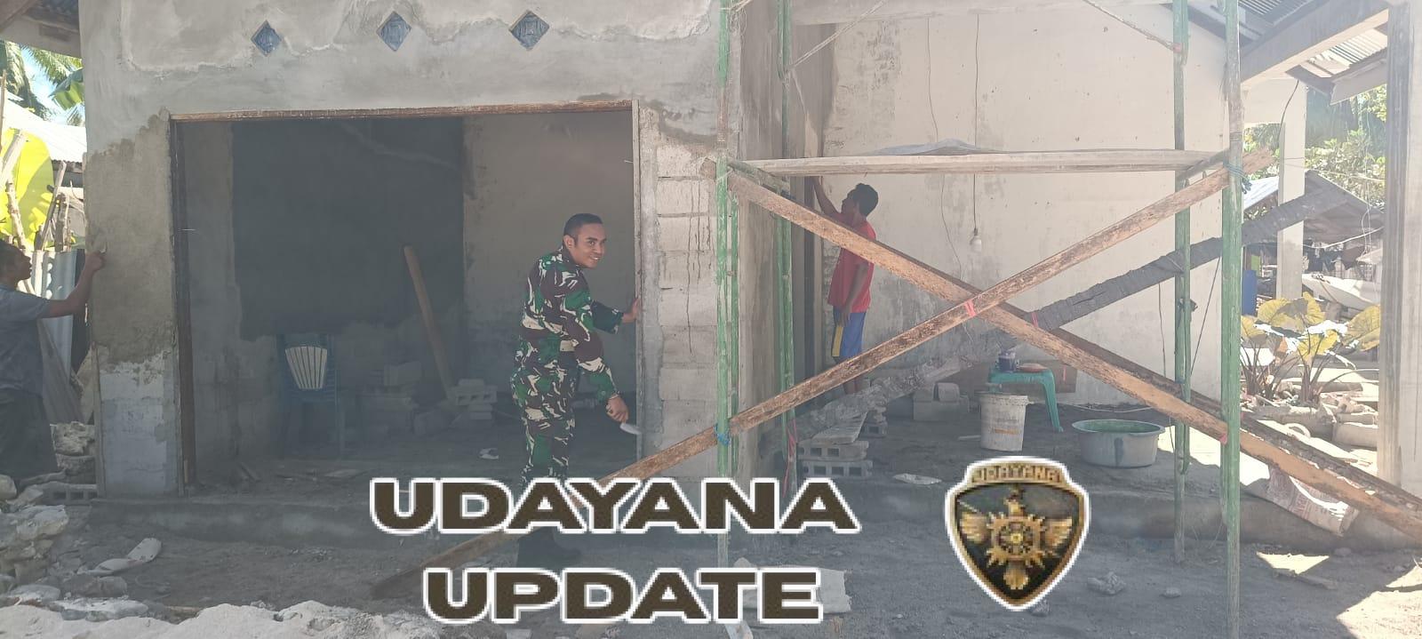 Babinsa Koramil 03/Batutua Bantu Warga Plester Rumah