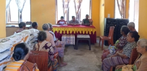 Babinsa Koramil 1618-01/Miotim Kawal Penyaluran Bantuan Beras di Desa Fatumuti