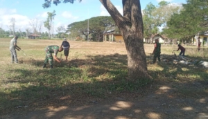 Babinsa Dan Warga Kompak Bersihkan Lapangan Kecamatan Biboki Utara