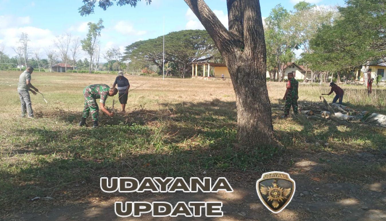 Babinsa Dan Warga Kompak Bersihkan Lapangan Kecamatan Biboki Utara