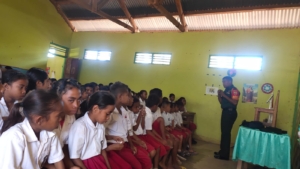 Babinsa Serka Francisco Moniz Sosialisasikan Nilai Kebangsaan di SDN Fatke
