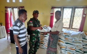 Serda Valentinus Lake Dampingi Penyaluran Bantuan Pangan untuk 102 KK di Desa Sono