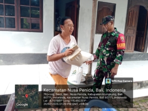 Babinsa Koramil Nusa Penida Kawal Ketat Pendistribusian Bantuan Pangan Beras Di Desa Sakti