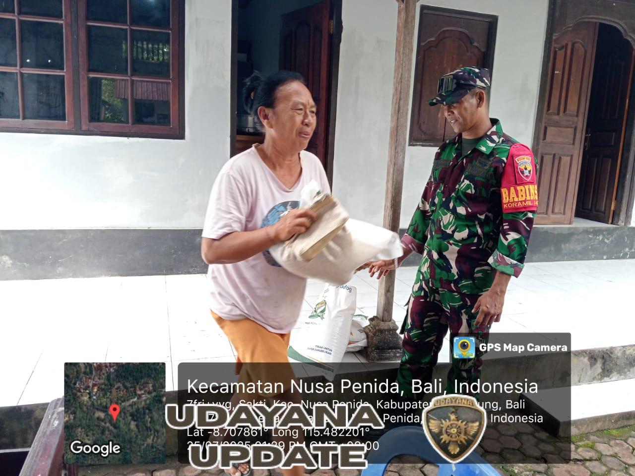 Babinsa Koramil Nusa Penida Kawal Ketat Pendistribusian Bantuan Pangan Beras Di Desa Sakti