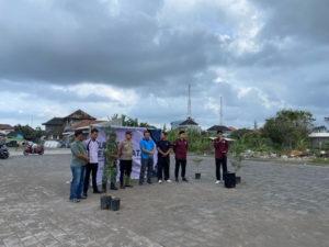 Babinsa Kampung Kusamba Dampingi Mahasiswa KKN Universitas Imam Syafi’i Jember Gelar Reboisasi