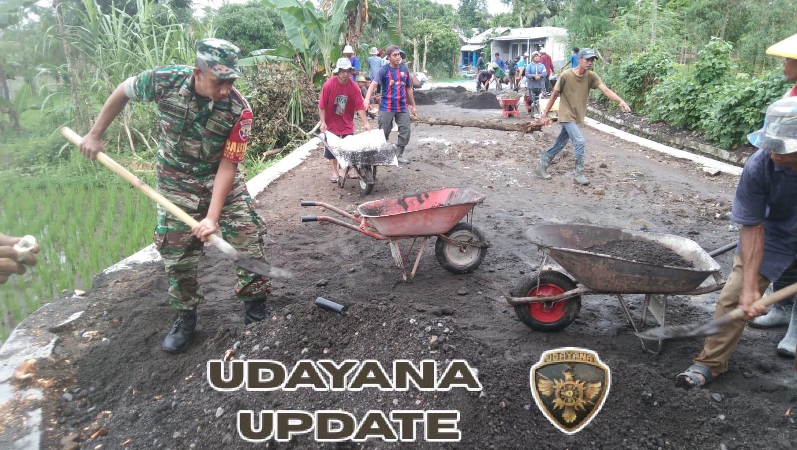 Tumbuhkan Jiwa Gotong Royong, Babinsa Sinergi Bantu Penimbunan Jalan Desa