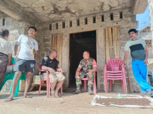 Monitoring dan Pamwil Babinsa Koramil 1602-03 Detusoko Ciptakan Wilayah Aman