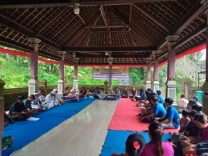 Dukung pengelolaan sampah berbasis sumber, Babinsa Desa Talibeng hadiri sosialisasi.