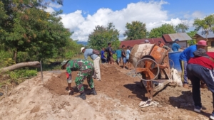 Babinsa Omesuri Aktif Dampingi dan Bantu Warga di Desa Balauring