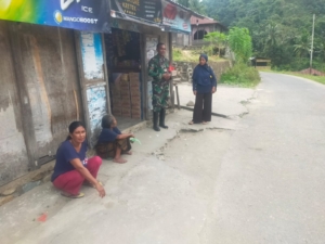 Babinsa Kodim 1602/Ende Hadir di Tengah Warga, Jaga Keamanan Desa Wonda
