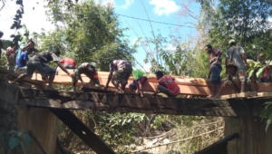 Serda Didit Sumanto Pimpin Karya Bakti Perbaikan Jembatan