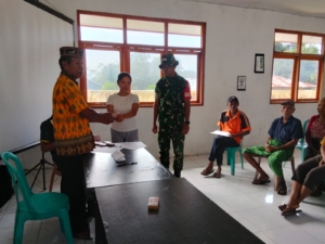 Babinsa Koramil 1612-04/Borong Aktif Awasi Distribusi BLT, Babinsa Pastikan Warga Terlayani dengan Baik