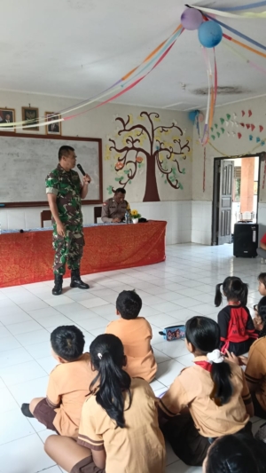 64 Siswa SDN 2 Marga Ikuti Materi Cinta Tanah Air dari Babinsa