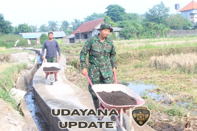 Babinsa Batuan Tak Hanya Kawal, Tapi Juga Gotong Royong Bersama Warga Bangun Jalan Tani