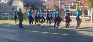 Dari Baris Berbaris, Tumbuh Disiplin: Babinsa Sumberklampok Latih Siswa-siswi SMP Hadapi Lomba Agustusan