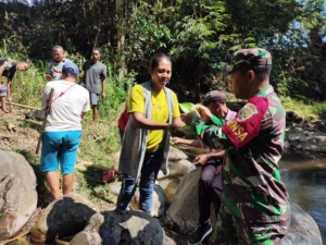 Babinsa dan Masyarakat Gelar Ritual Adat Awali Pembangunan Sarana Air Bersih di Dusun C