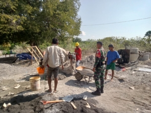 Wujud Nyata Kepedulian TNI, Babinsa di Ende Bantu Warga Bangun Rumah Tipe 4×8