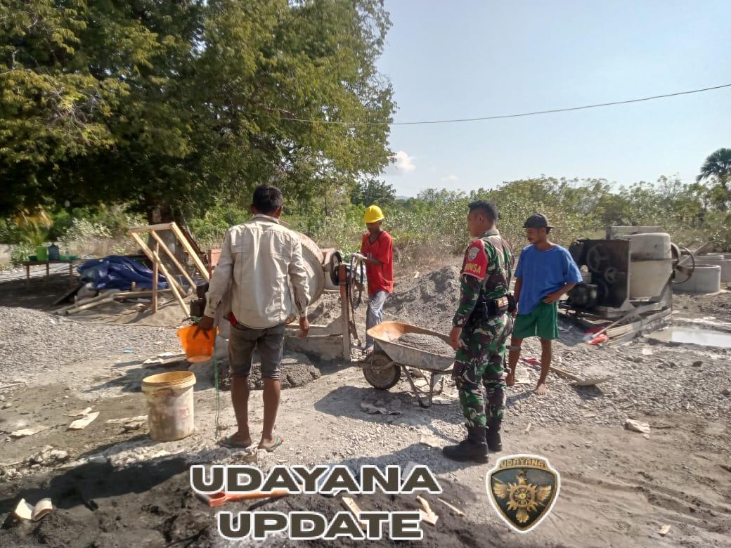 Wujud Nyata Kepedulian TNI, Babinsa di Ende Bantu Warga Bangun Rumah Tipe 4×8