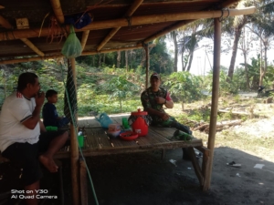 Babinsa 1602-01/Ende Turun ke Lapangan, Pantau Situasi dan Beri Imbauan Kamtibmas