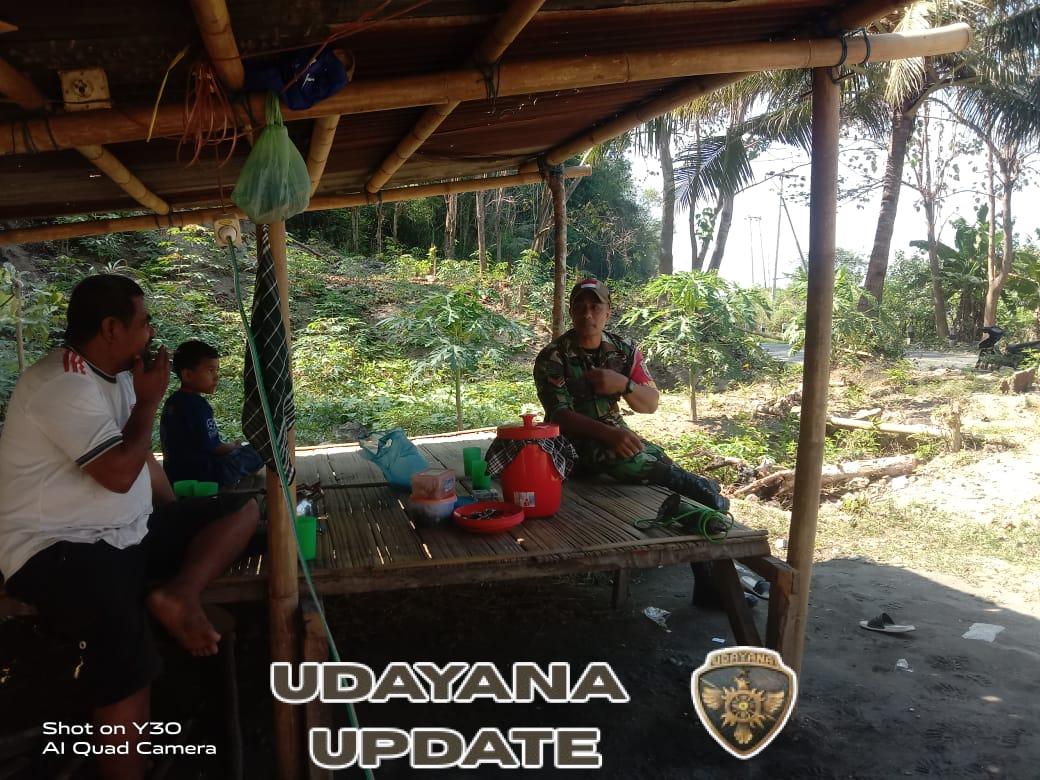 Babinsa 1602-01/Ende Turun ke Lapangan, Pantau Situasi dan Beri Imbauan Kamtibmas