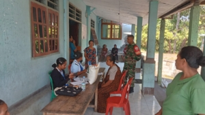 Harap Tepat Sasaran, Babinsa Koramil 04/Kewapante Kawal Penyaluran Beras Di Desa Munerena.